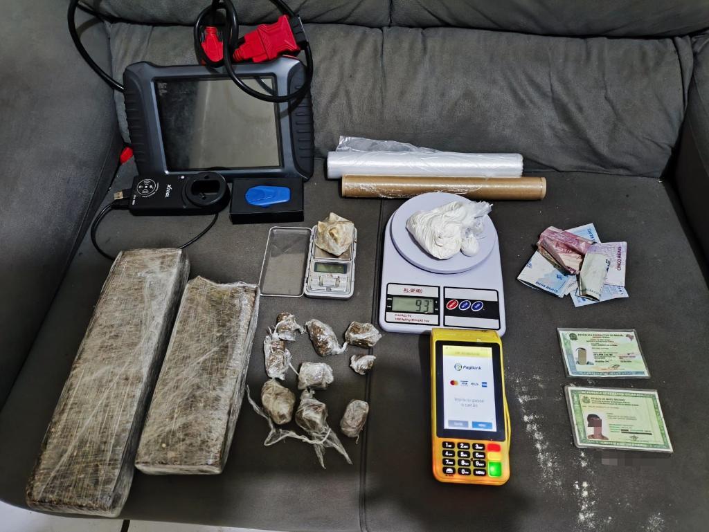 Companhia Raio prende dois homens com tabletes e porções de maconha - 